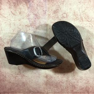 Born Roselie Buckle Wedge Thong Wmns Sz 9M s284